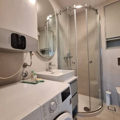 Alquiler de un amplio apartamento de 3 habitaciones, 73 m², centro de Novi Belgrado, Serbia